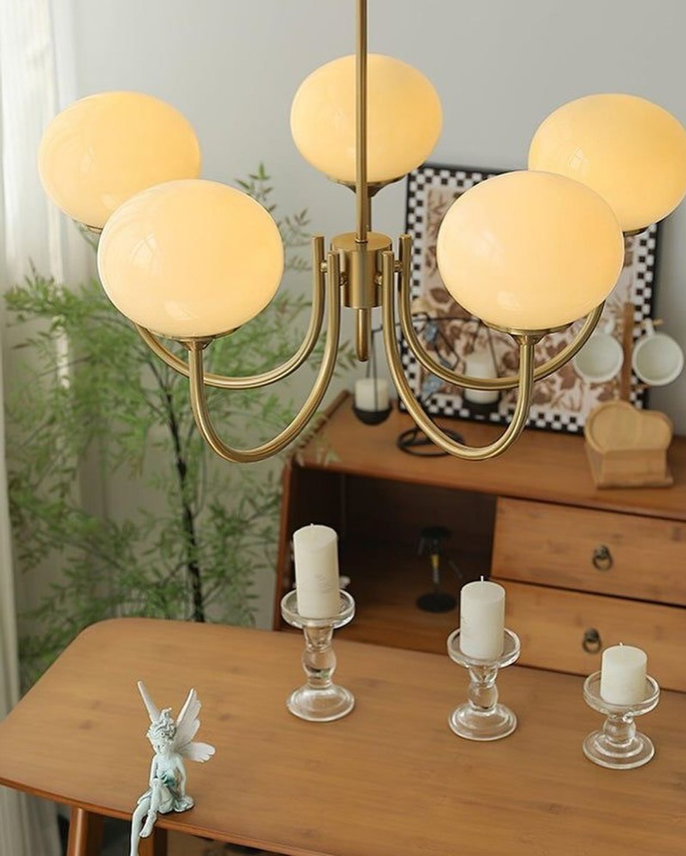 Элегантная люстра с глянцевыми розовыми плафонами и изящным золотым каркасом.