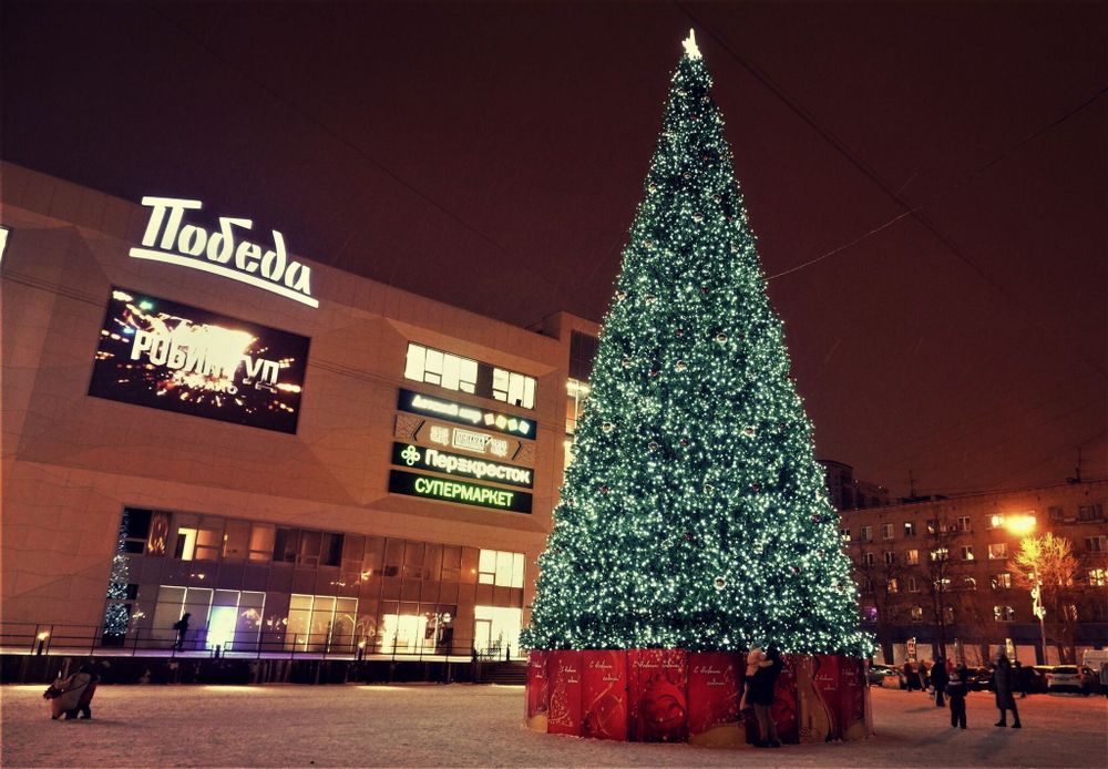 Светодинамическая елка каркасная - встроенная гирлянда: холодный свет - "Уральская" 5 м