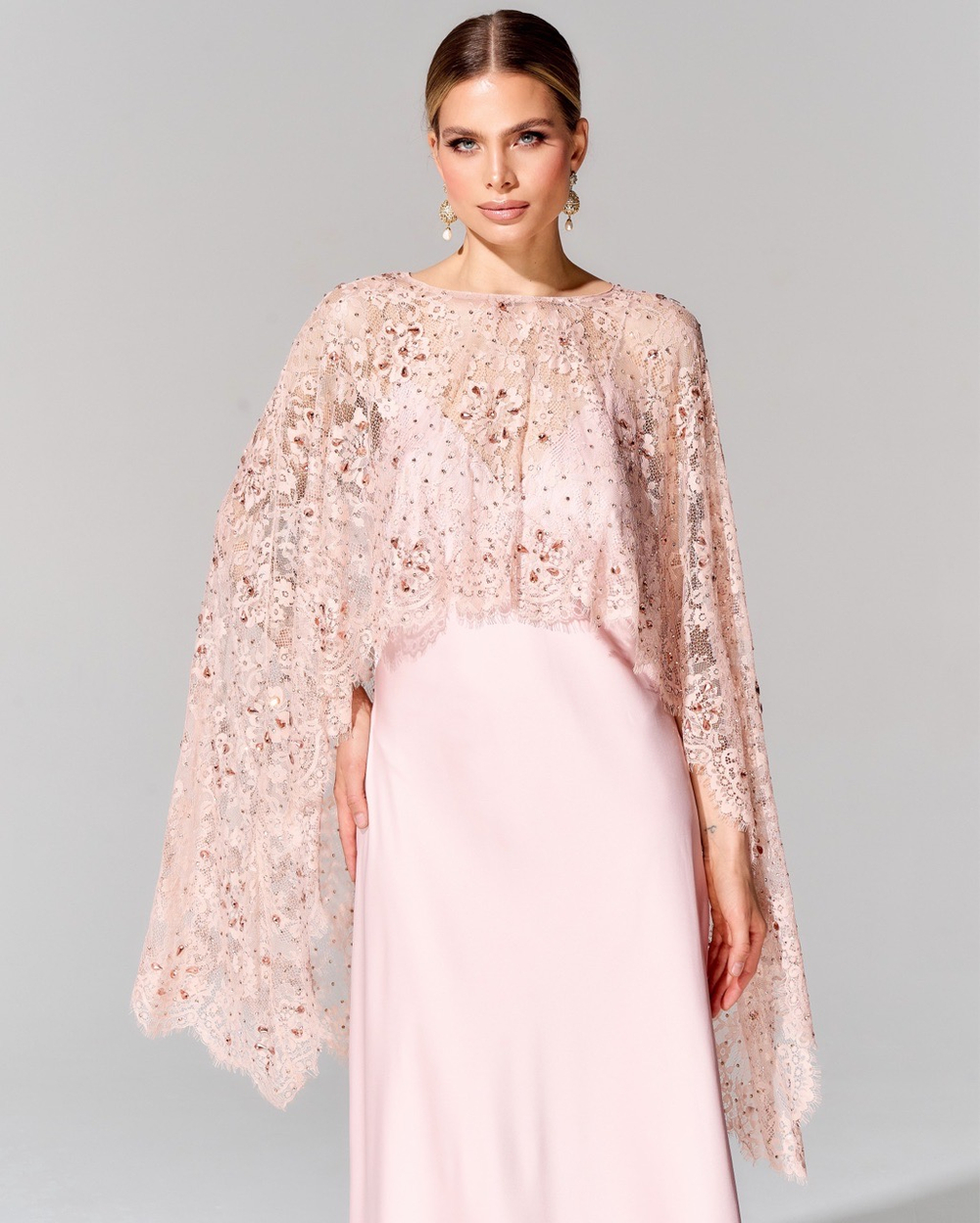 Укороченный кейп с вышивкой ручной работы