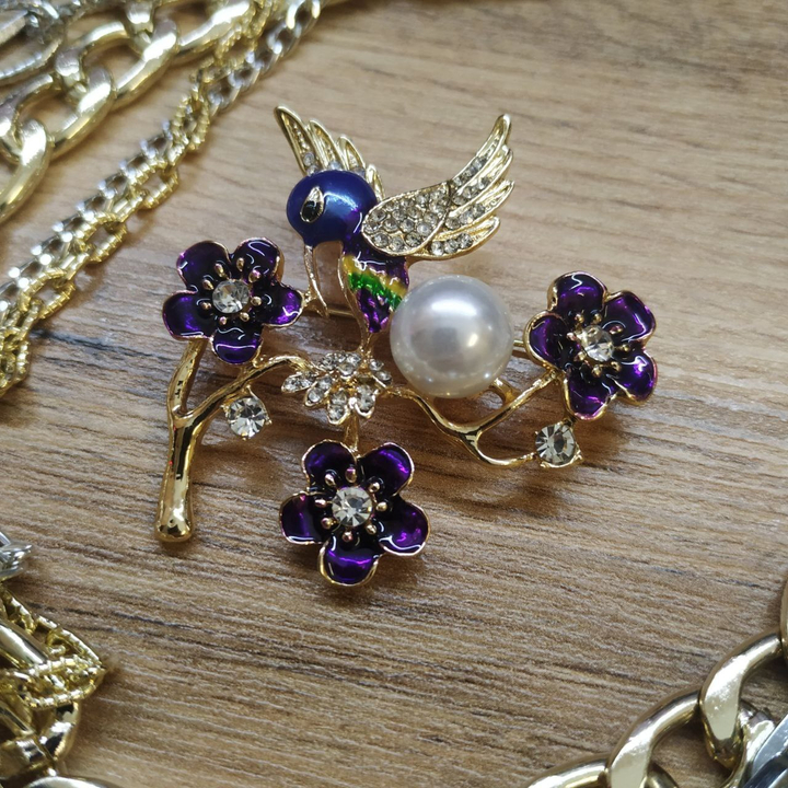 Брошь Колибри на веточке с фиолетовыми цветами стразы эмаль цветная металл золотистый