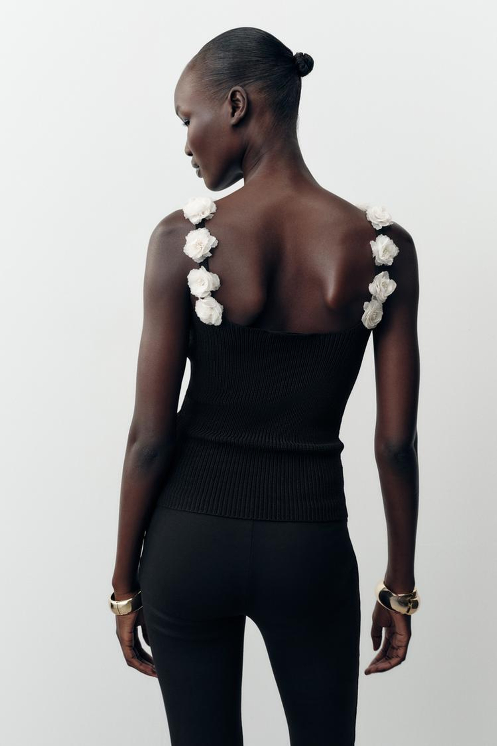 ZARA ТРИКОТАЖНЫЙ ТОП С ЦВЕТАМИ, ЧЕРНЫЙ