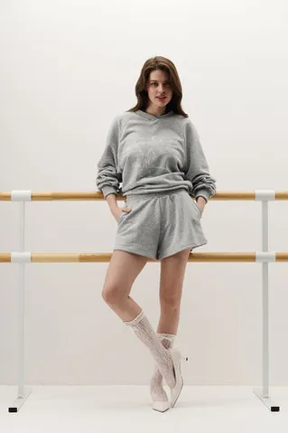 Шорты из футера укороченные сбоку цвета серый меланж