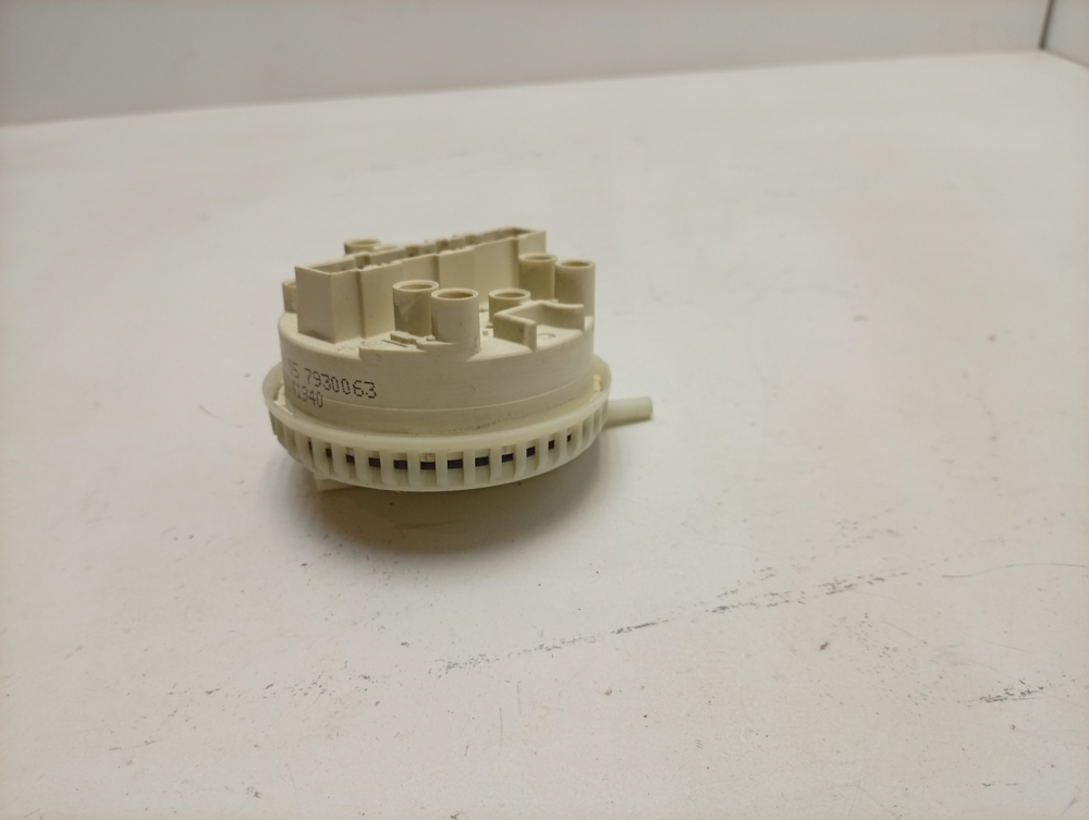 FE925N кт21 Датчик уровня (прессостат) для стиральных машин AEG Electrolux Zanussi 132141940 б/у