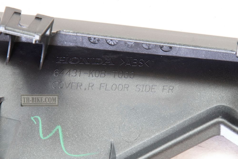 64431-K0B-T00ZC. COVER, R. FR. FLOOR SIDE *NH436M*. Honda Forza300-350 MF13