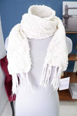 Шарф светлый вязаный