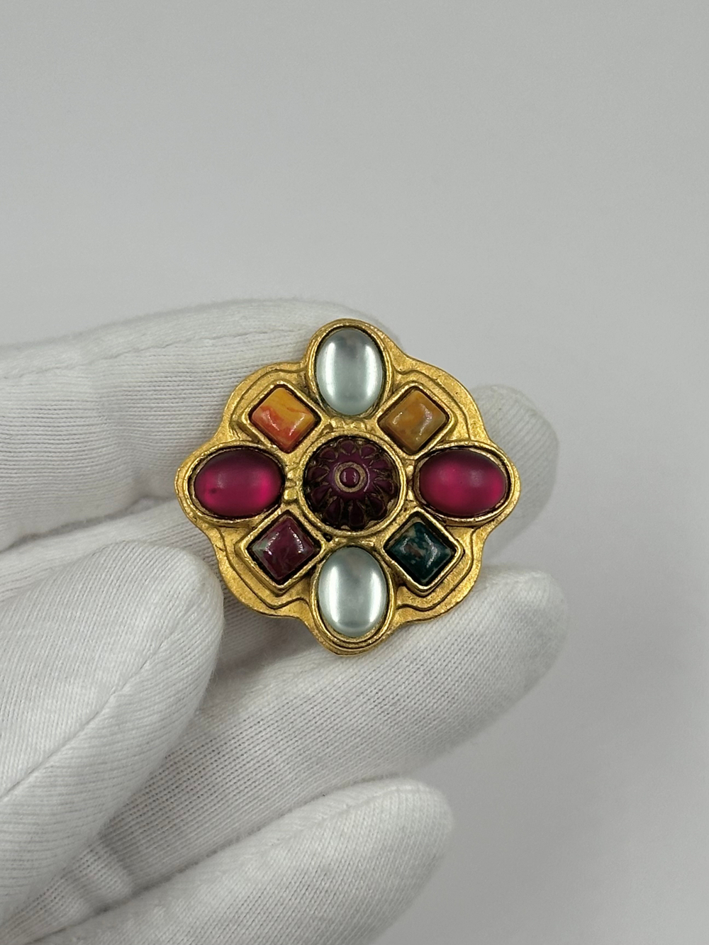 Накладка на пуговицу с разноцветными вставками