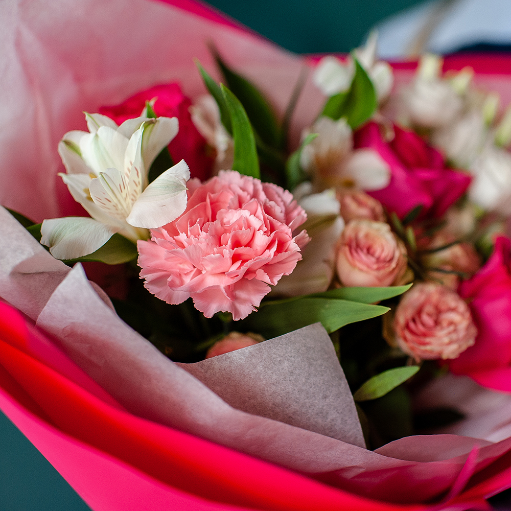 Яркий букет с малиновой розой и лизиантусом