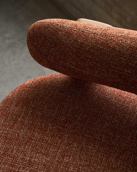 Granite Кресло из терракотового шенилла и массива ясеня в натуральной отделке Испания Lа Forma