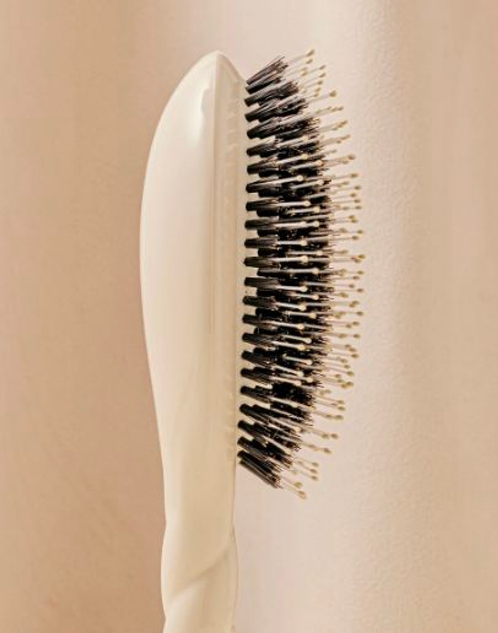 La Bonne Brosse Массажная расческа для волос N 03 Essential Sensitive Scalp Brush - Creamy White