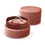 Футляр для украшений с контрастным внутренним кантом.