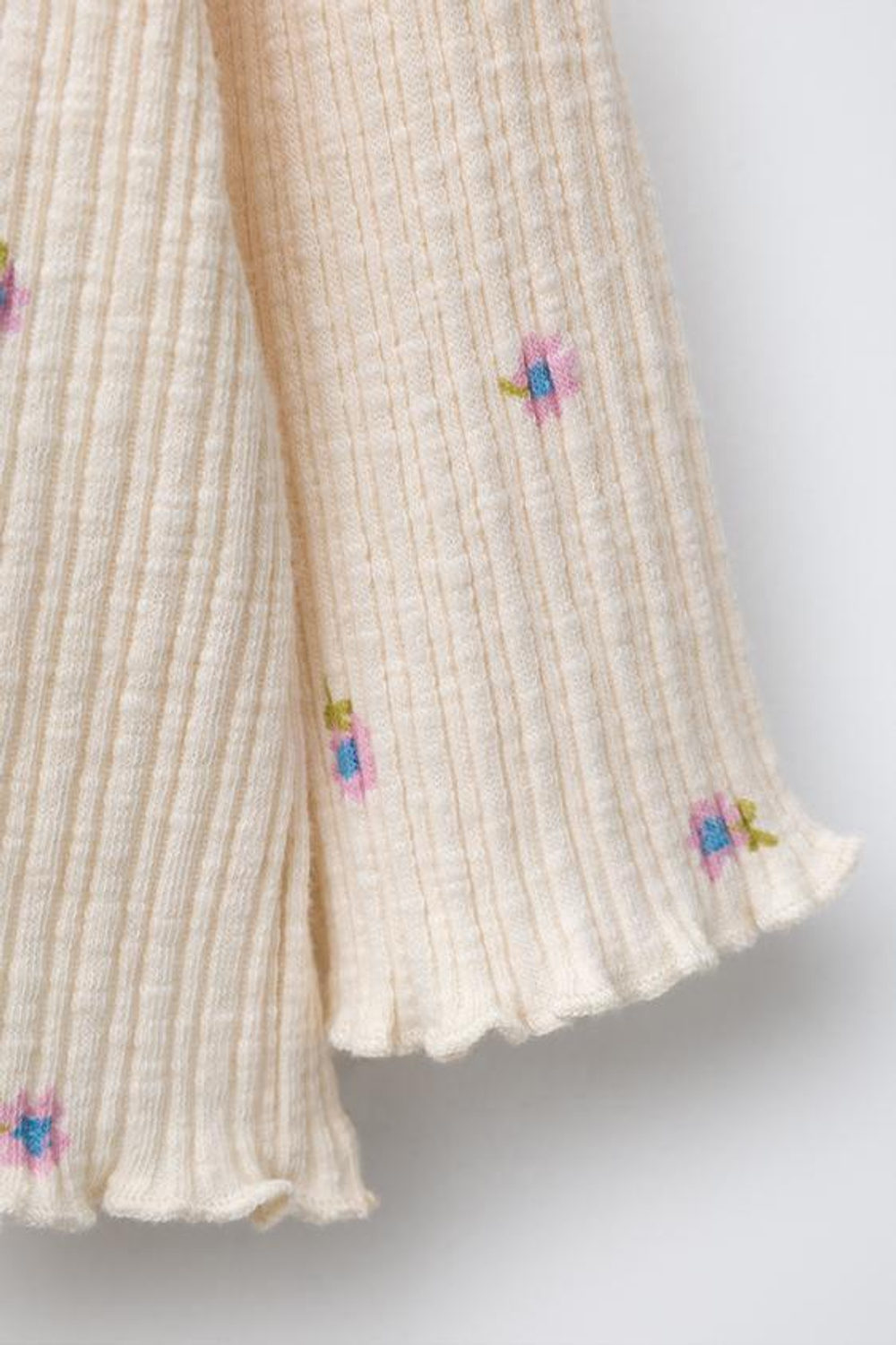 ZARA ФУТБОЛКА С ЦВЕТОЧНЫМ РЕЛЬЕФОМ, ЭКРЮ