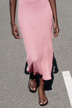 ZARA ПЛАТЬЕ МИДИ ИЗ РЕЛЬЕФНОЙ ТКАНИ, ЦВЕТ РОЗОВОГО ДЕРЕВА