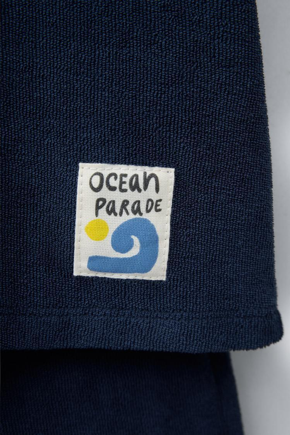 ZARA КОМПЛЕКТ ИЗ ФУТБОЛКИ-ПОЛО И ШОРТОВ ИЗ МАХРОВОЙ ТКАНИ С НАШИВКОЙ, ТЕМНО-СИНИЙ