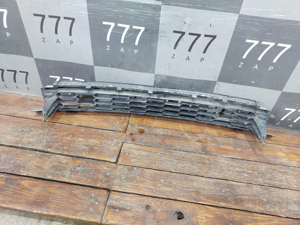 Решетка переднего бампера Skoda Karoq 17-нв Б/У Оригинал 57A853677A