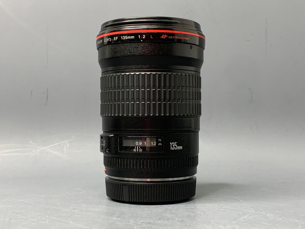 Canon EF 135mm 2L USM М фокус работает, если надавить.
