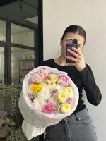 Букет сборный из кустовых пионовидных роз, хризантемы, маттиолы и пионов