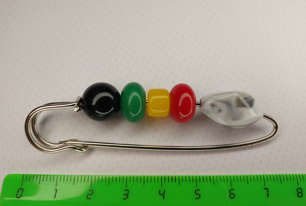 Булавка брошь "морские камушки" для кардигана,  пальто, платков, костюмов, одежды.Цвет серый зелёный красный.