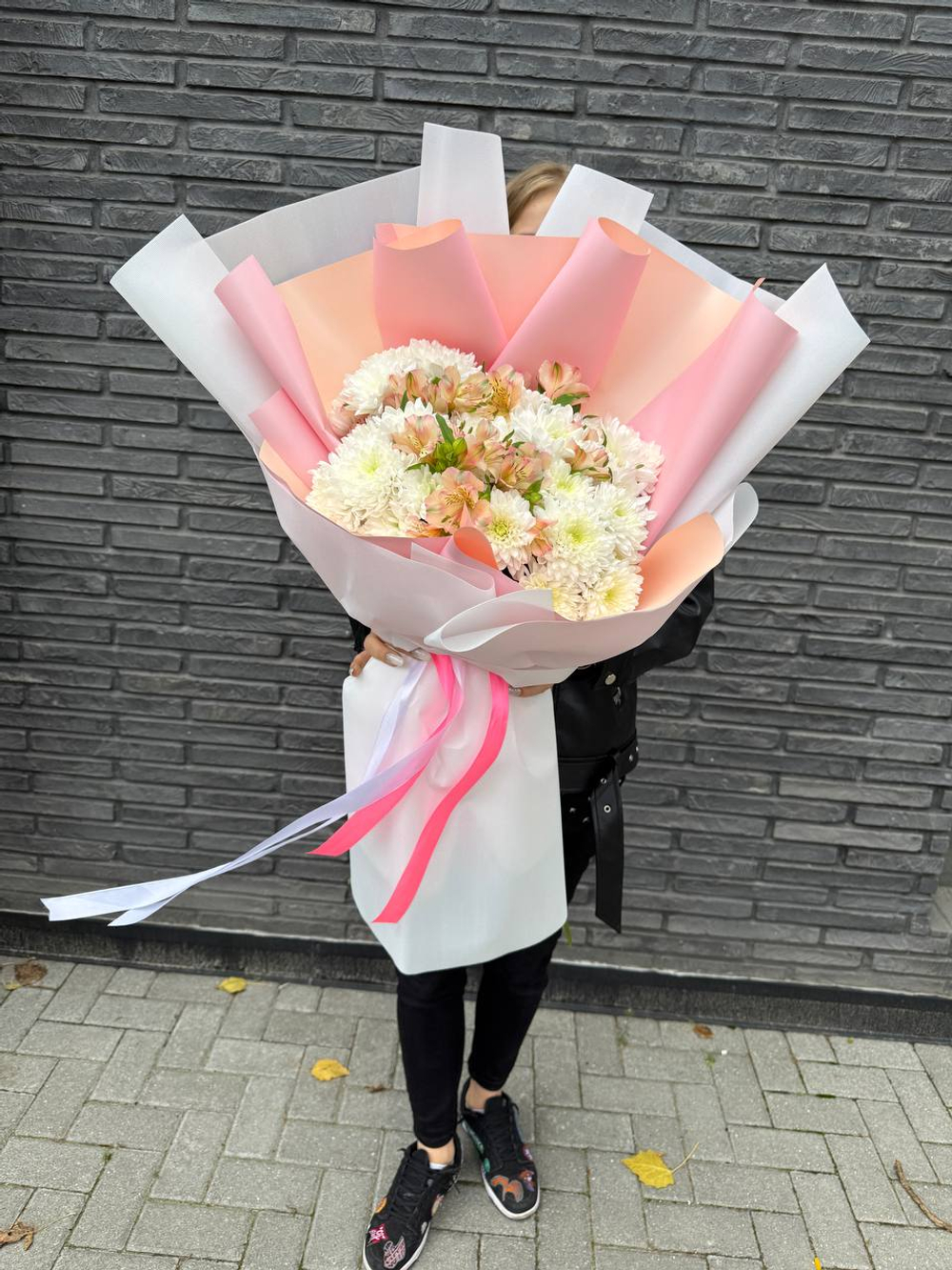 Букет с альстромерией и хризантемой