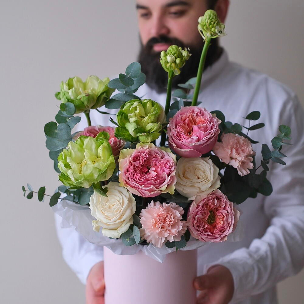 Пионовидные розы Вегги и Пинк Монстр с орнитогалумом и эвкалиптом в шляпной коробке