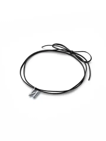 Колье на шнурке с объемной буквой "И"