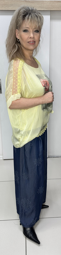 Нарядная двойка из шелка с кружевами и изображением розы