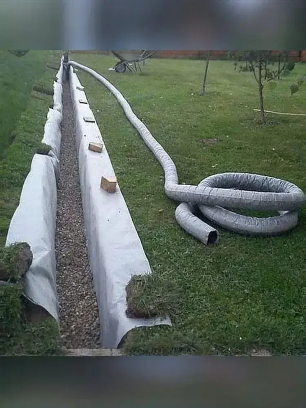 Дренажная труба 110 с перфорацией в геотекстиле бухта 50 метров гофрированная SN4