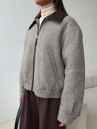 Бежевый женский бомбер из шерсти с воротником