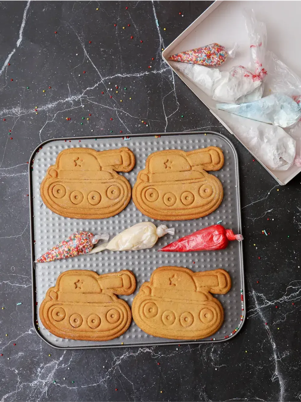 Набор для росписи "Танк" из имбирного теста Набор для росписи "Танк" из имбирного теста