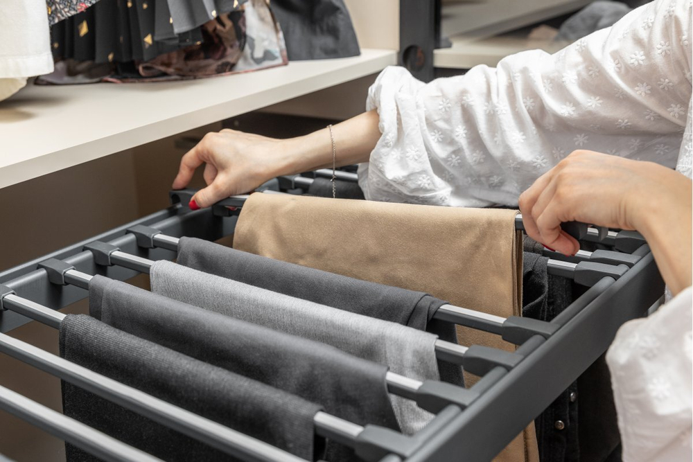 Вешалка для брюк ELITE 600мм, скрытый монтаж с доводчиком, антрацит