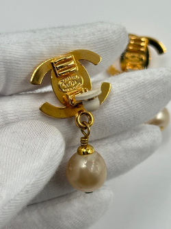 Клипсы с «жемчугом» и логотипом Chanel