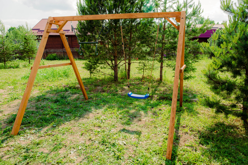 Деревянные качели с трапецией