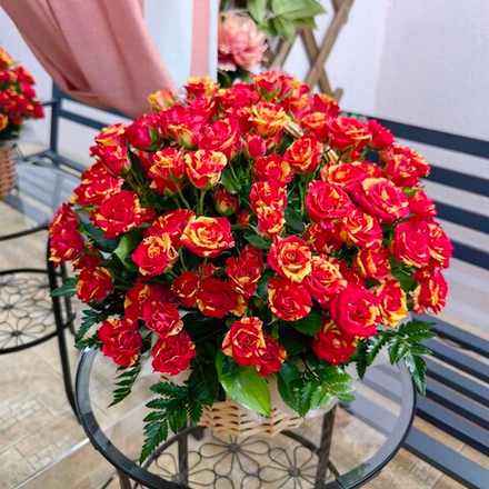 Корзина с кустовыми розами сорта "Fire flash"