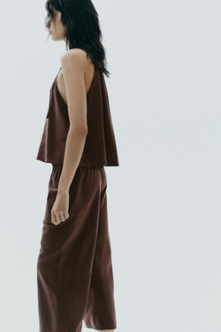 ZARA ТОП ИЗ СТРУЯЩЕЙСЯ ТКАНИ С ГОРЛОВИНОЙ ХАЛТЕР, КОРИЧНЕВЫЙ