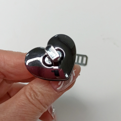 Замок вертушка на винтах 25*30 сердце Черный никель