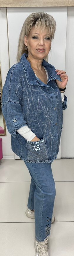 Джинсовый жакет-бомбер со стразовым принтом