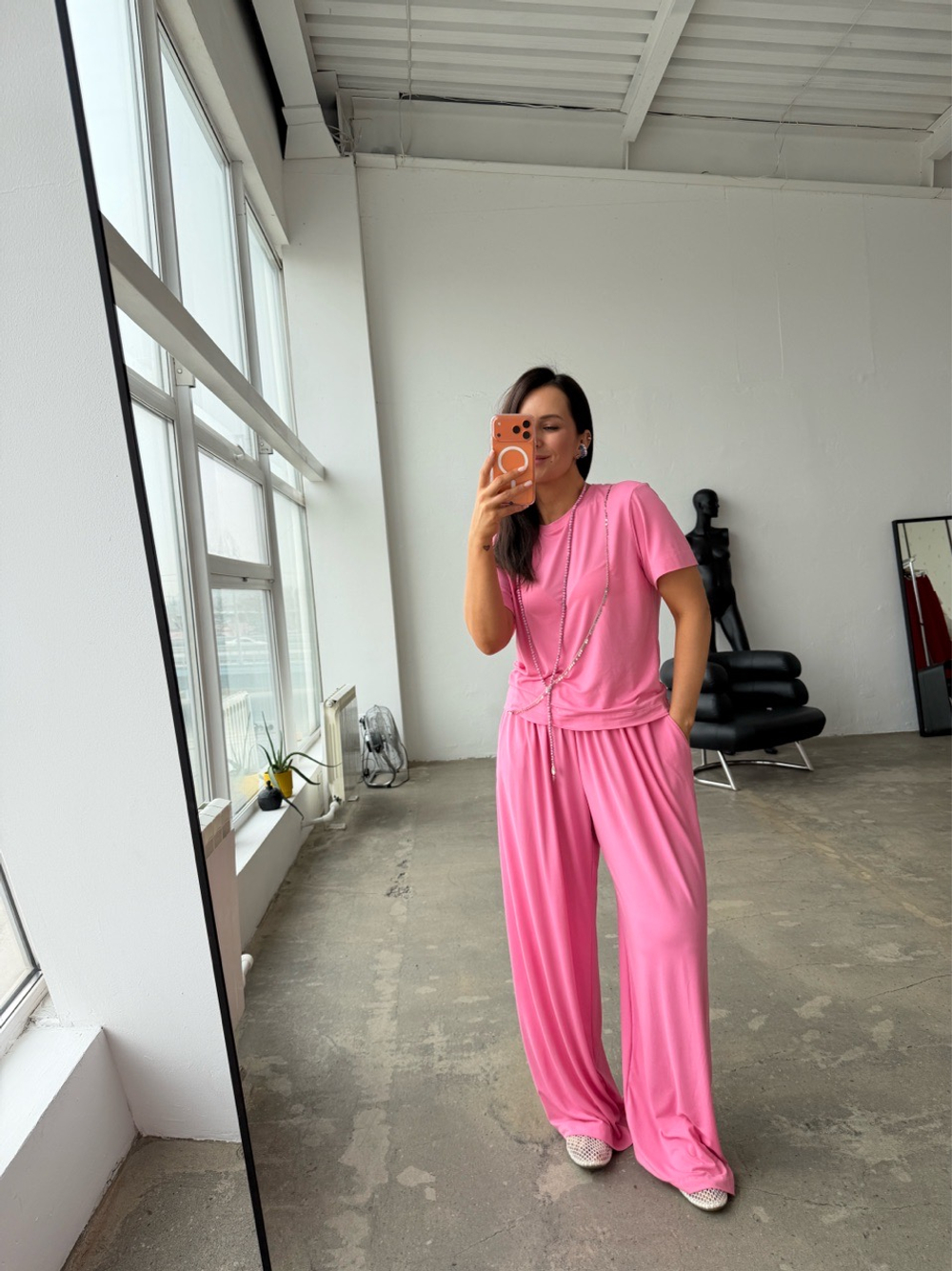 Костюм с силуэтной футболкой в ярко-розовом цвете