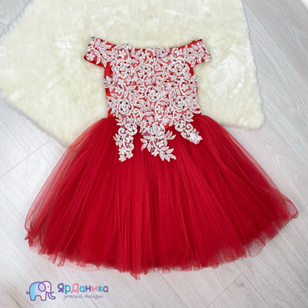 Платье праздничное красное, белое кружево по лифу, пышная юбка из фатина