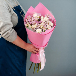 Букет с кустовой розой и гипсофилой в розовых цветах