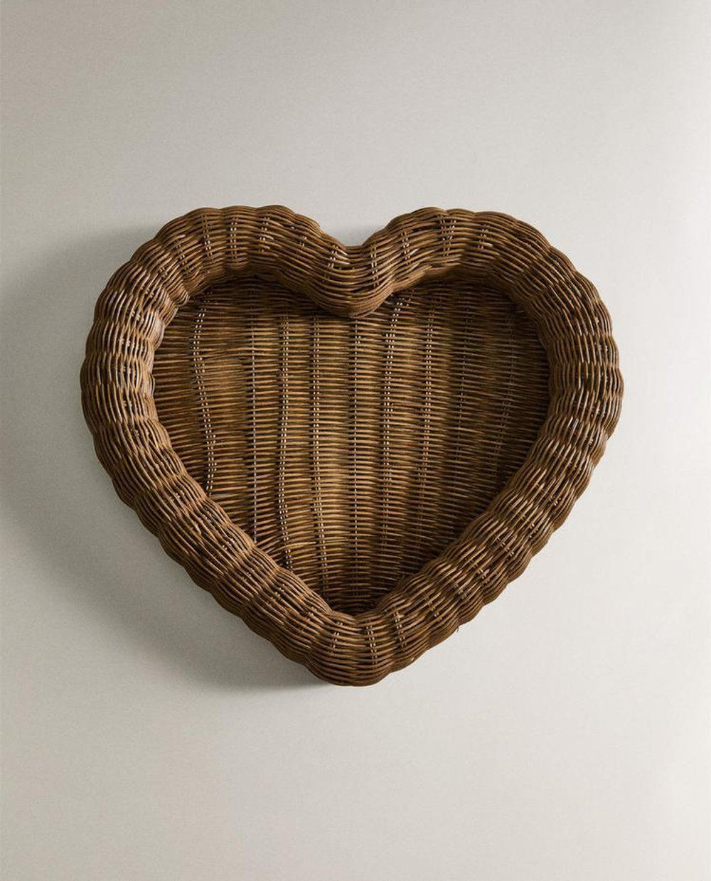 ZARA HOME НОВОГОДНИЙ ПОДНОС ИЗ РОТАНГА В ФОРМЕ СЕРДЕЧКА, КОРИЧНЕВЫЙ