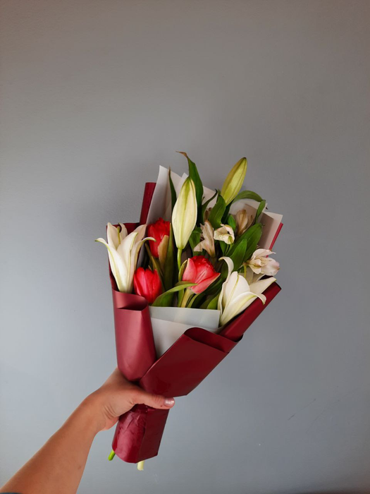 Букет с лилией и пионовидными тюльпанами