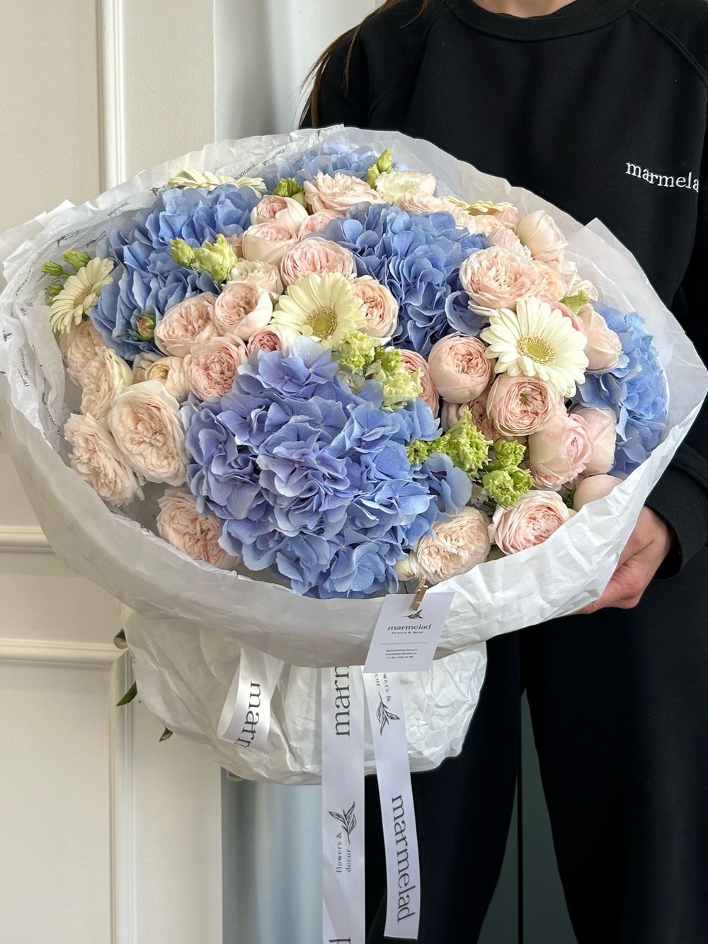 Гранд-букет из гортензий, кустовых пионовидных роз, гербер и лизиантуса