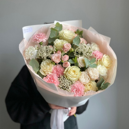 Авторский букет с кустовыми пионовидными розами, гвоздикой, озатамнусом и белыми розами. Букет 1034