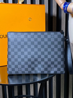 Сумка-мессенджер Louis Vuitton