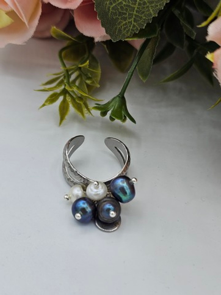 Кольцо авторское с культивируемым жемчугом и натуральными камнями "Ягодка"