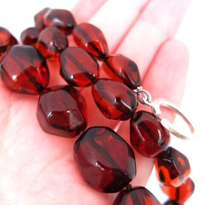 Бусы из крупного гранёного янтаря вишнёвого цвета