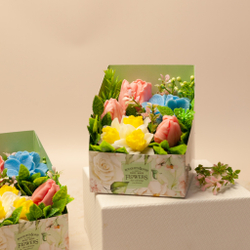 Букет нарциссы с тюльпанами в коробке