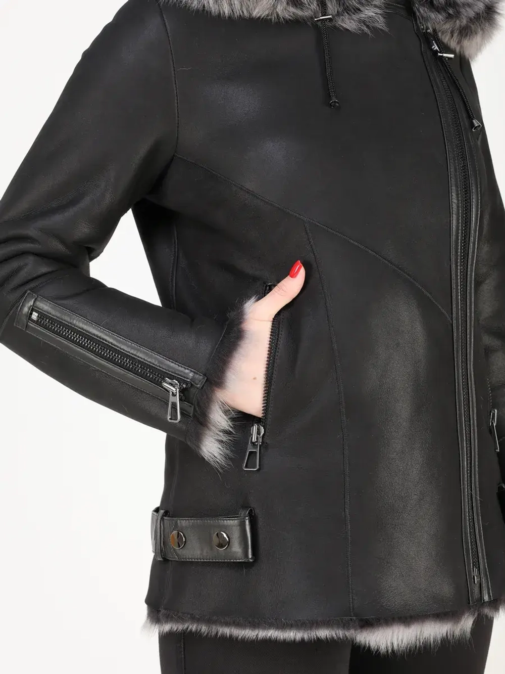 Дубленка зимняя натуральная с капюшоном короткая