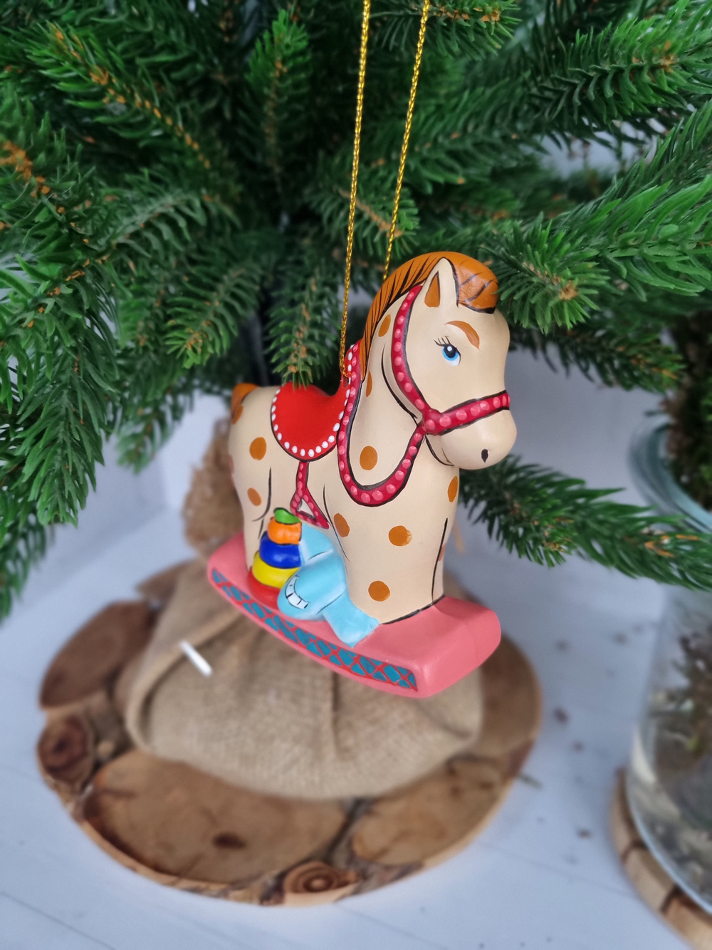 Лошадка с игрушками ёлочная игрушка из фарфора