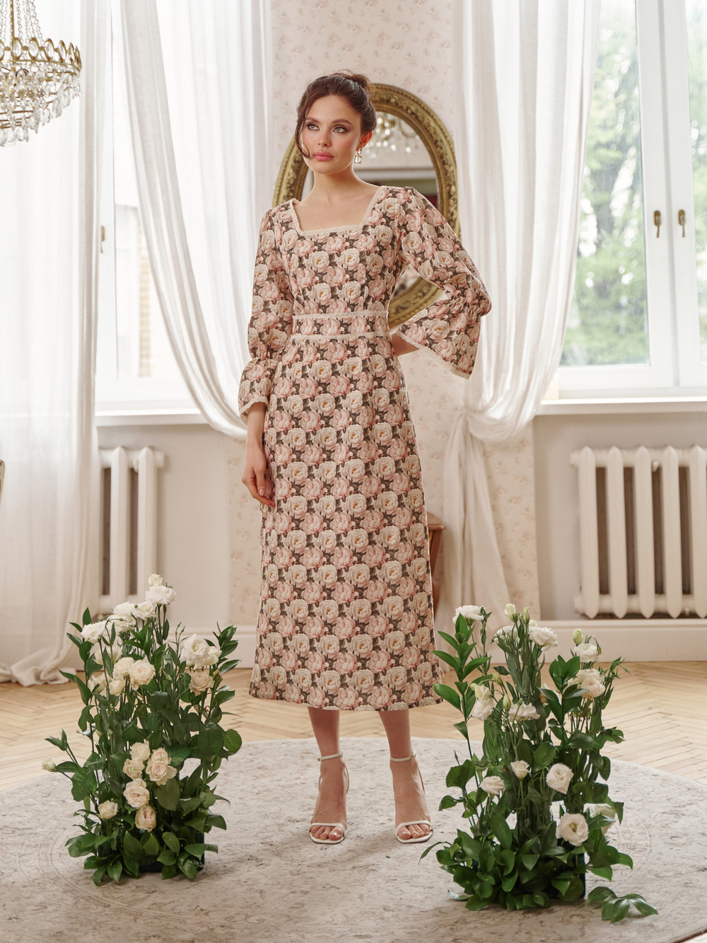 Платье с квадратным вырезом