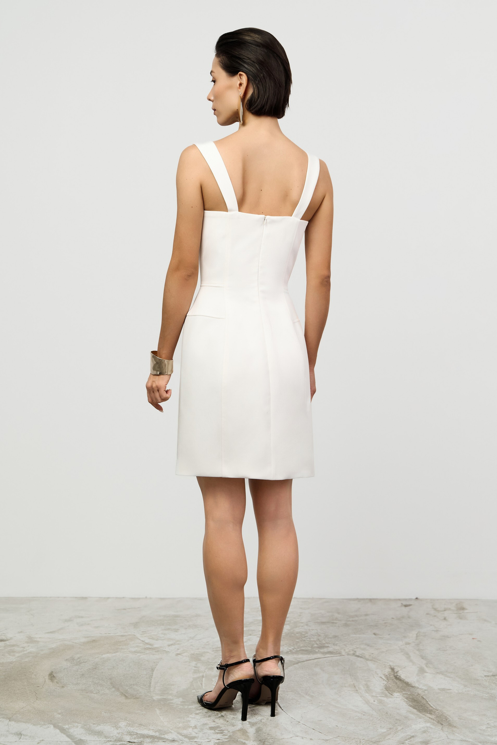 Платье мини с чашечками